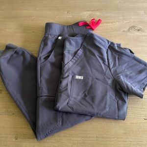 FIGS Zamora Jogger Scrub Set, charcoal grey, med top/med petite pant